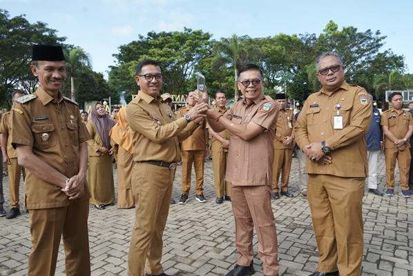 Foto Bupati H. Khairunas Ajak Tingkatkan Pelayanan Hingga Berikan Dukungan Untuk Timnas U-23