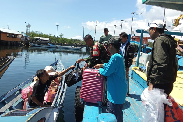 Foto Bahas Perkembangan Wilayah, Babinsa Koramil 01/Sikabaluan Sambangi Warga Mitra Karib