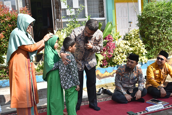 Sekdako Payakumbuh Rida Ananda peduli anak yatim, belikan sepatu baru untuk 2 orang murid SDN 28 Payakumbuh