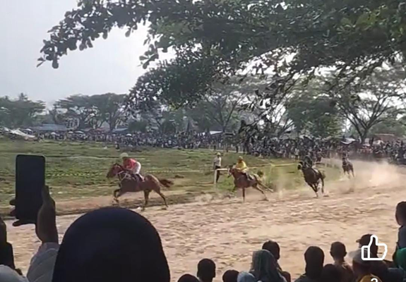 Saat pacu kuda berlangsung di Payakumbuh, Minggu 14 April 2024