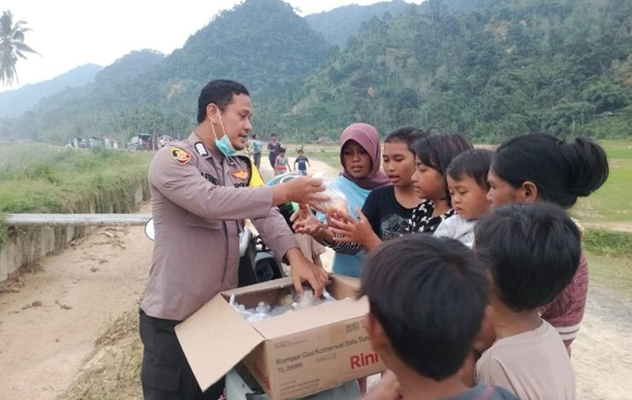 Foto Bripka Afrikonaldi Rela Menjual Perhiasan Istrinya Untuk Membantu Korban Terdampak Banjir