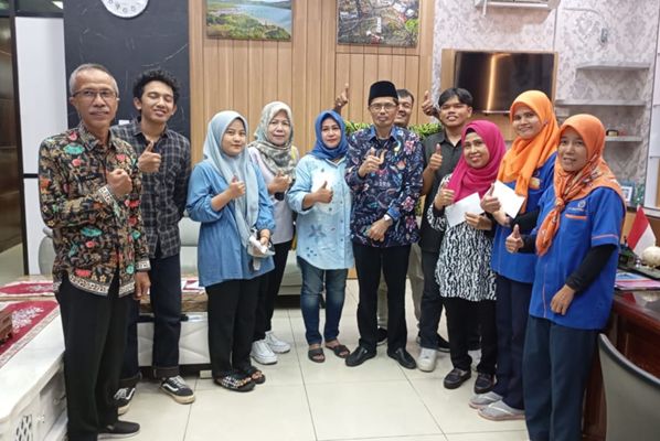 Foto Sekretaris DPRD Sumbar Memberikan Bantuan kepada Anak Yatim dan Piatu, Serta Sekretariat