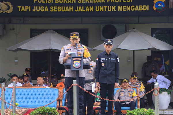 Kapolres Limapuluh Kota AKBP Ricardo Condrat Yusuf,S.H.,S.I.K.,M.H didampingi bupati Safaruddin Dt. Bandaro Rajo saat apel gelar pasukan operasi Ketupat Singgalang 2024