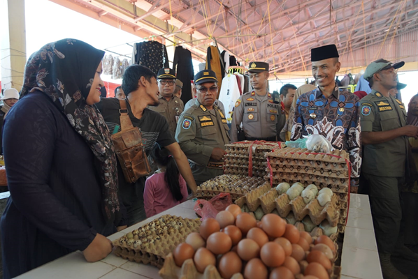 Foto Sambangi Pasar, Wabup Yulian Efi Harap Harga Pangan Tetap Stabil