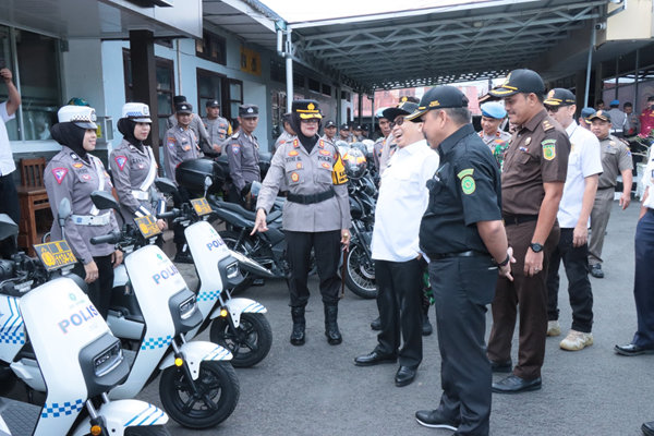 Kapolres Payakumbuh AKBP Wahyuni Sri Lestari, S.I.K.M.H didampingi Pj Walikota Payakumbuh saat pengecekan kesiapan operasi ketupat singgalang, Rabu 3 April 2024.