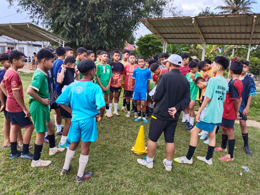 Pelatih SSB gabungan Purwanto berikan arahan kepada anak asuhnya usai latihan seleksi persiapan piala soeratin.