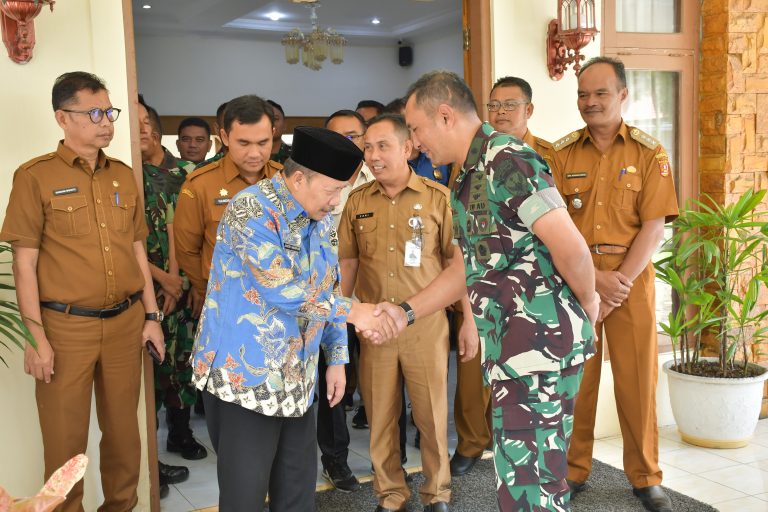 Foto Danlanud Sutan Sjahrir Tinjau Lapangan Avro Anson Gadut.