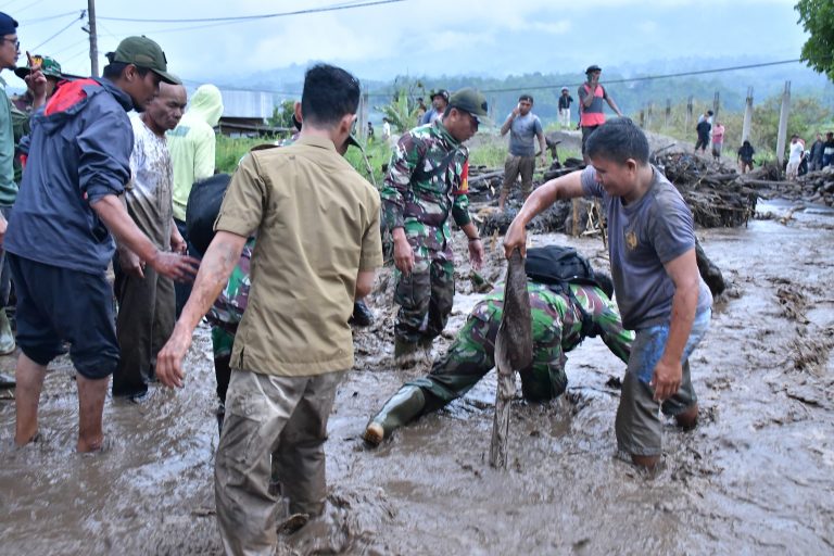 Foto Dampak Banjir Lahar Dingin di Bukik Batabuah, 31 Jiwa Mengungsi, 3 Rumah Hanyut