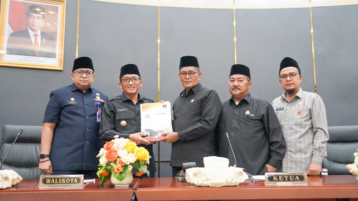 Foto Hendri Septa Menerima Rekomendasi LKPJ Wali Kota Padang 2023 di Sidang Paripurna DPRD