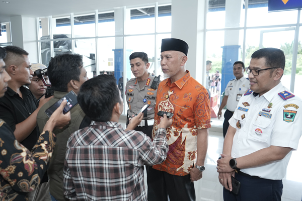 Foto Gubernur Mahyeldi Sampaikan Pesan kepada Presiden Joko Widodo Melalui Surat Resmi