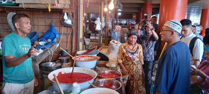 Foto Wako Hendri Septa Sikapi Kenaikan Harga Cabai Melalui Sidak di Pasar Raya