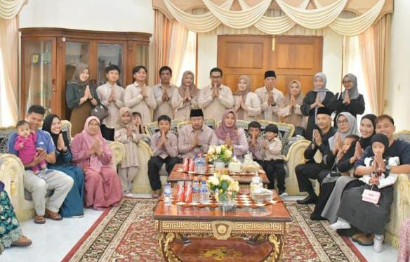 Foto Hari Kedua Lebaran, Bupati Agam Gelar Open House di Mess Pemkab. Agam Belakang Balok Bukittinggi