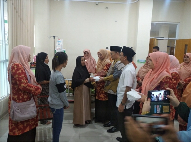 Foto Keluarga Pasien di RSUD Lubuk Basung Dapat Nasi Kotak Dari DWP Kemenag Agam