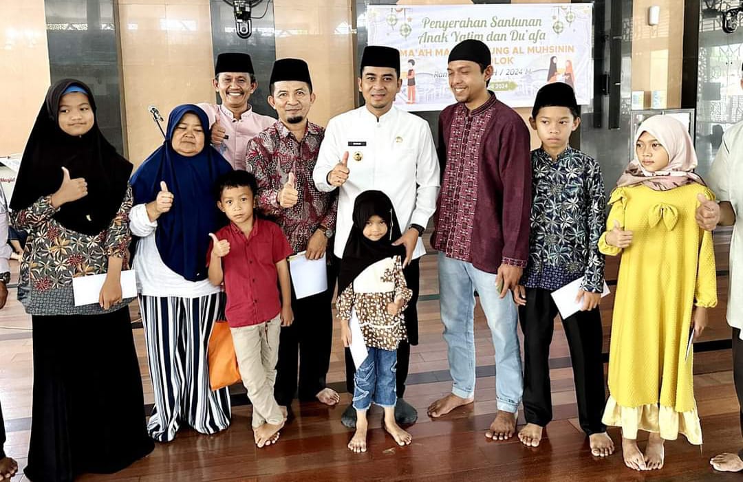 Foto Wawako Solok Serahkan Santunan untuk Anak Yatim dari Jemaah Masjid Agung Al Muhsinin