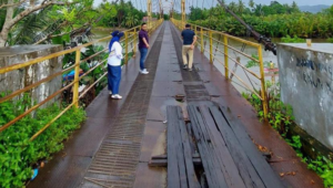 Foto Membahayakan Pengendara, Pemkab Pessel Tutup Akses Jembatan Pasar Baru Bayang