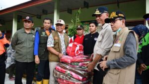 Foto Gubernur Sumbar Serahkan Bantuan Korban Banjir Lahar Dingin Bukik Batabuah