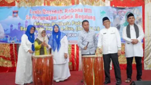 Foto Hendri Septa Resmi Menutup Lomba Qasidah Rebana MTI se-Kecamatan Lubeg