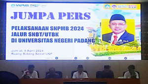 Foto Prof. Ganefri di Jumpa Pers UTBK-SNBT: 21 Ribu Lebih Calon Mahasiswa Bakal Ujian di UNP