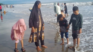 Foto Momen Libur Lebaran Objek Wisata Pantai Alai Sangat Cocok Dikunjungi Bersama Keluarga