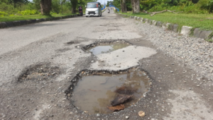 Salah satu titik kerusakan jalan di Jalan Nan Tongga Kota Pariaman yang butuh perbaikan untuk kenyamanan dan keaman berlalu lintas bagi pengguna jalan.(Trisnaldi).