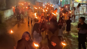 Foto APPI APT Gelar Takbiran Keliling Menggunakan Obor di Malam Takbiran