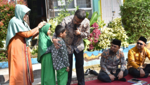 Sekdako Payakumbuh Rida Ananda peduli anak yatim, belikan sepatu baru untuk 2 orang murid SDN 28 Payakumbuh