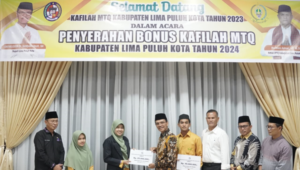 Total Rp1,4 Milyar buat 71 kafilah MTQ kabupaten Limapuluh Kota yang berprestasi pada MTQ nasional ke-40 tingkat Sumatera Barat di kabupaten Solok Selatan diserahkan bupati Safaruddin Dt.Bandaro di pendopo rumah dinas, Jumat 5 April 2024 malam.