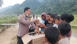 Foto Bripka Afrikonaldi Rela Menjual Perhiasan Istrinya Untuk Membantu Korban Terdampak Banjir