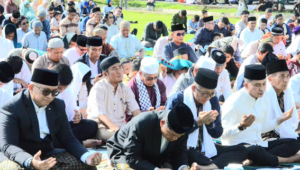 Foto Ribuan Orang Salat Ied di Galanggang Balai Kota dengan Khidmat