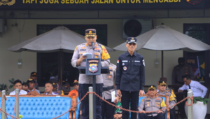 Kapolres Limapuluh Kota AKBP Ricardo Condrat Yusuf,S.H.,S.I.K.,M.H didampingi bupati Safaruddin Dt. Bandaro Rajo saat apel gelar pasukan operasi Ketupat Singgalang 2024