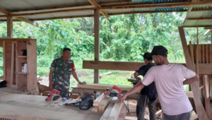 Foto Motivasi Warga, Babinsa Koramil 04/Sikakap Kunjungi Pekerja Usaha Perabot