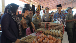 Foto Sambangi Pasar, Wabup Yulian Efi Harap Harga Pangan Tetap Stabil