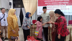 Kemensos RI melalui Sentra Abiseka Pekanbaru, salurkan bantuan untuk PPKS senilai Rp273,7 juta di pandopo rumah dinas bupati setempat, Minggu 21 April 2024.