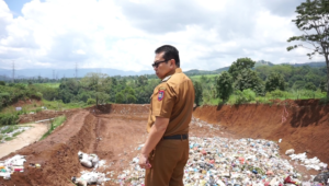 Pj Walikota Payakumbuh Jasman di lokasi sampah regional Payakumbuh.