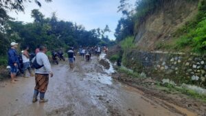 Foto Gerak Cepat, Pemkab Agam Bersihkan Longsor di Matur