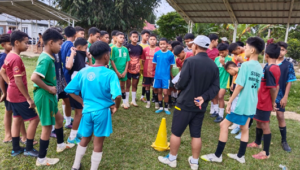 Pelatih SSB gabungan Purwanto berikan arahan kepada anak asuhnya usai latihan seleksi persiapan piala soeratin.