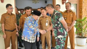 Foto Danlanud Sutan Sjahrir Tinjau Lapangan Avro Anson Gadut.