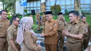 Foto Pasca Cuti Lebaran 1445 H, Hendri Septa Dorong Peningkatan Kinerja ASN Melalui Apel Pagi