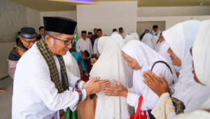 Foto Perkenalan Dengan Jamaah Pusat Dakwah dan Kajian Islam, Hendri Septa Memberikan Bantuan untuk Pembangunan Surau Assalam