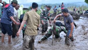 Foto Dampak Banjir Lahar Dingin di Bukik Batabuah, 31 Jiwa Mengungsi, 3 Rumah Hanyut