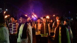 Foto Pawai Obor "Daruak Daram" Warnai Malam Takbiran di Lubuk Basung