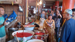 Foto Wako Hendri Septa Sikapi Kenaikan Harga Cabai Melalui Sidak di Pasar Raya