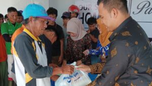 Foto Ratusan Pasukan Oranye Agam Terima Paket Lebaran Bank Nagari Lubuk Basung