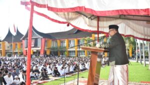 Foto Jemaah Salat Idulfitri 1445 H Padati Halaman Kantor Bupati Agam