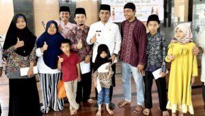 Foto Wawako Solok Serahkan Santunan untuk Anak Yatim dari Jemaah Masjid Agung Al Muhsinin