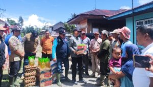 Foto Sekda Solok Serahkan Bantuan untuk Warga Korban Longsor di Lembang Jaya