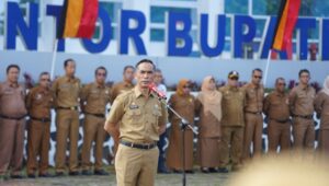 Foto Sekda Medison Pembina Apel Gabungan Lingkup Pemkab Solok