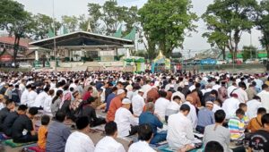 Shalat idul fitri 1445 H di lapangan kantin Bukittinggi