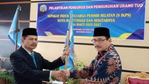 Penyerahan bendera S IKPS dari Melvi Abra ketika acara pelantikan