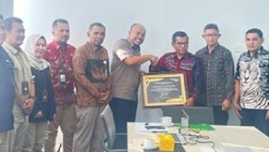 Penyerahan penghargaan dari BPJS Ketenagakerjaan pada Pemko Bukittinggi